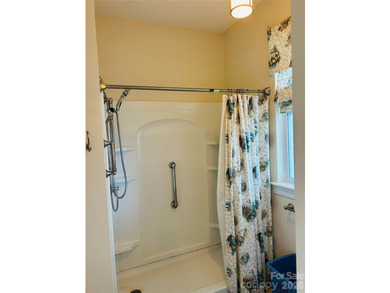 This charming 1-BR, 1 BTH all-brick end-unit in The Terraces - photo 12