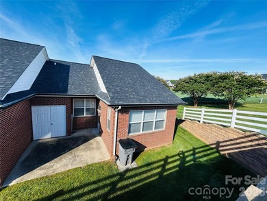 This charming 1-BR, 1 BTH all-brick end-unit in The Terraces - photo 14