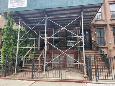 Three unit brownstone, centrally located to all amenities, needs - photo 1