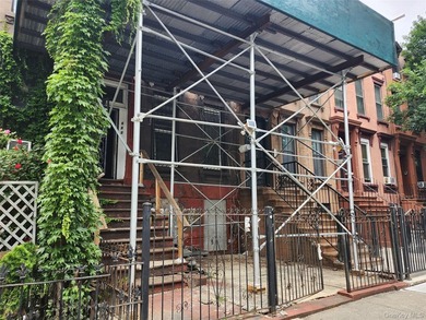 Three unit brownstone, centrally located to all amenities, needs - photo 3