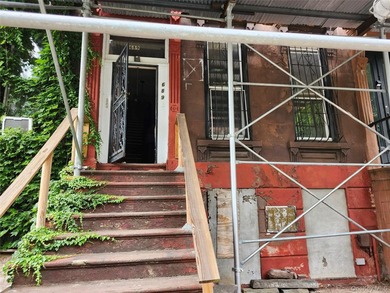 Three unit brownstone, centrally located to all amenities, needs - photo 4