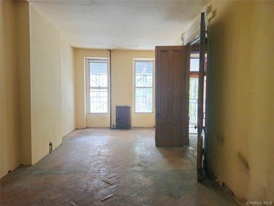 Three unit brownstone, centrally located to all amenities, needs - photo 6