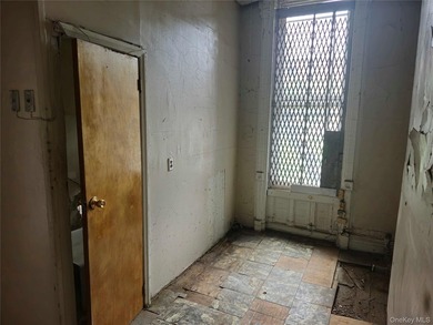 Three unit brownstone, centrally located to all amenities, needs - photo 7