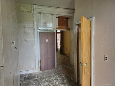 Three unit brownstone, centrally located to all amenities, needs - photo 8