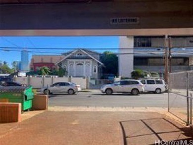 Must see property ! Right off the H-1 freeway Exit 23 Punahou - photo 4