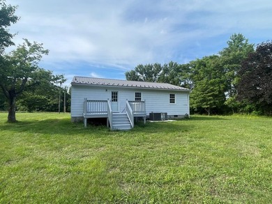 Try country living in this ranch-style 3-bedroom, 1.5-bath home - photo 2
