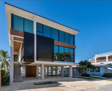 Experience the ultimate in modern waterfront luxury with this - photo 2