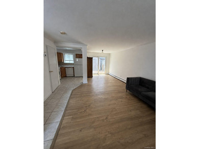 Sunny, Open Concept, Townhouse in Prime Hewlett-Woodmere School - photo 3