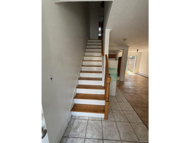 Sunny, Open Concept, Townhouse in Prime Hewlett-Woodmere School - photo 7