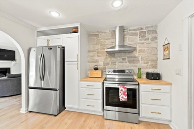Welcome to this gorgeous 4-bedroom, 2-bath lakefront home - photo 23