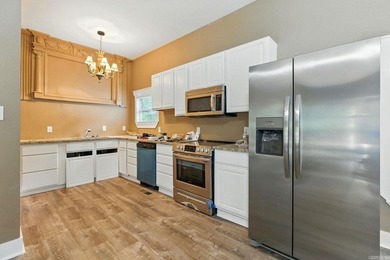 An exceptional Lake Hamilton estate, this rare offering brings - photo 15