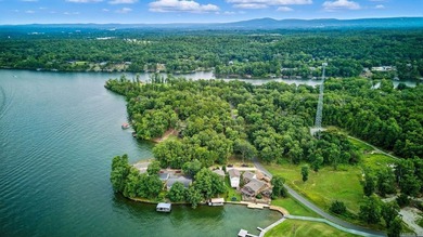 An exceptional Lake Hamilton estate, this rare offering brings - photo 31
