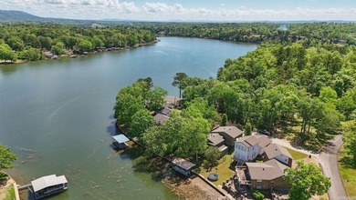 An exceptional Lake Hamilton estate, this rare offering brings - photo 32