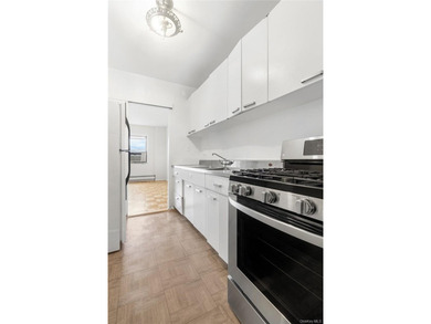 This high floor, 1-bedroom co-op apartment is move-in ready with - photo 9