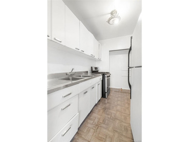 This high floor, 1-bedroom co-op apartment is move-in ready with - photo 10