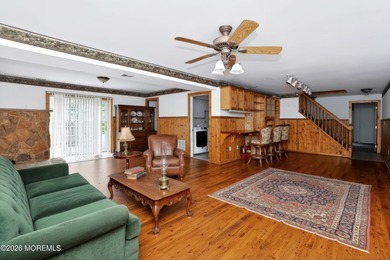 Welcome to this beautifully maintained 4-bedroom, 3 full-bath - photo 4