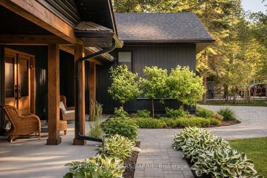 Welcome to 262 Trillium Place on Kempenfelt Bay, a rare - photo 3