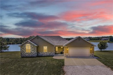 Experience lakefront living in this well-appointed 3-bedroom - photo 1