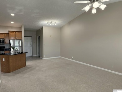 Welcome to this cute, freshly painted 3rd-floor condo in a great - photo 4