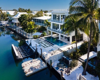 Modern elegance defines this exceptional custom-built waterfront - photo 7