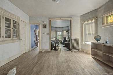 Rare opportunity to restore a spacious 5-bedroom detached - photo 4