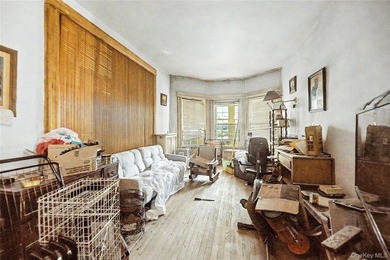 Rare opportunity to restore a spacious 5-bedroom detached - photo 5