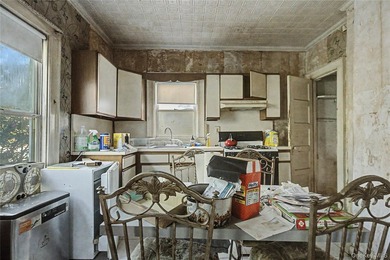 Rare opportunity to restore a spacious 5-bedroom detached - photo 6