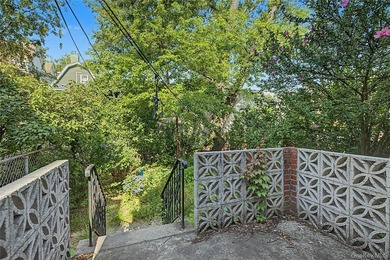Rare opportunity to restore a spacious 5-bedroom detached - photo 9