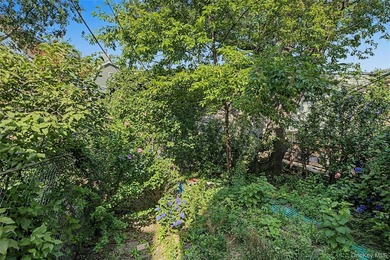 Rare opportunity to restore a spacious 5-bedroom detached - photo 10
