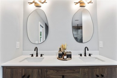 ****Fully furnished and move-in ready-just bring your - photo 14