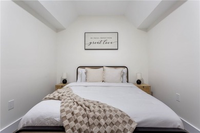 ****Fully furnished and move-in ready-just bring your - photo 28