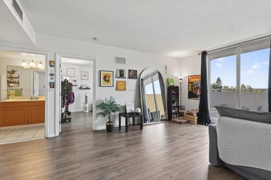 Spacious 1BD/1BA condo, CONVENIENTLY  minutes  away from