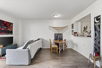Spacious 1BD/1BA condo, CONVENIENTLY  minutes  away from