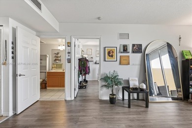 Spacious 1BD/1BA condo, CONVENIENTLY  minutes  away from