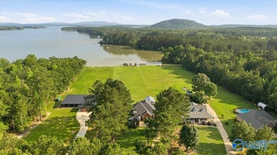 Lakefront living on Weiss Lake at its best. This beautiful 5 - photo 1