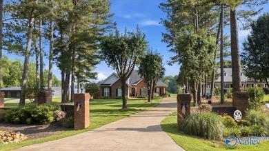Lakefront living on Weiss Lake at its best. This beautiful 5 - photo 2