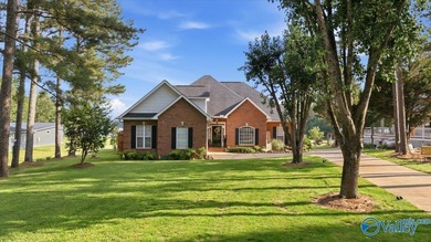 Lakefront living on Weiss Lake at its best. This beautiful 5 - photo 4