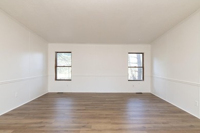 Welcome to this 3 bedroom, 2 bathroom home offering spacious - photo 13