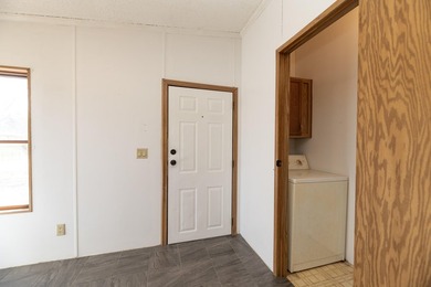 Welcome to this 3 bedroom, 2 bathroom home offering spacious - photo 26