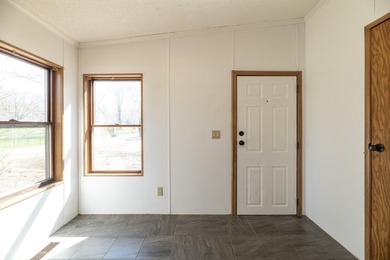 Welcome to this 3 bedroom, 2 bathroom home offering spacious - photo 28