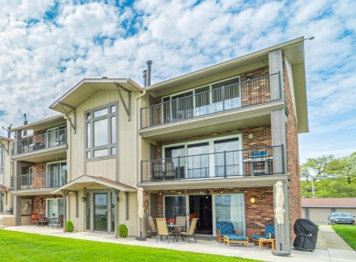 Lake Condo Sale Pending in Cedar Lake, Indiana