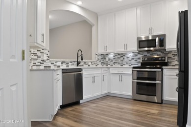 Beautifully upgraded three-bedroom, two-bathroom villa in the - photo 3