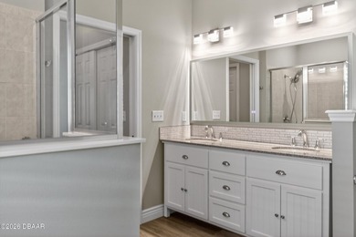Beautifully upgraded three-bedroom, two-bathroom villa in the - photo 5