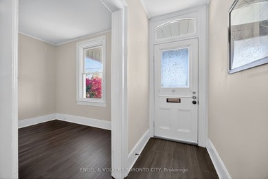 Welcome to Barrie's historic Queens Park neighbourhood. This - photo 5