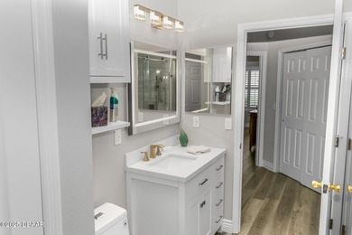 Beautifully upgraded three-bedroom, two-bathroom villa in the - photo 8