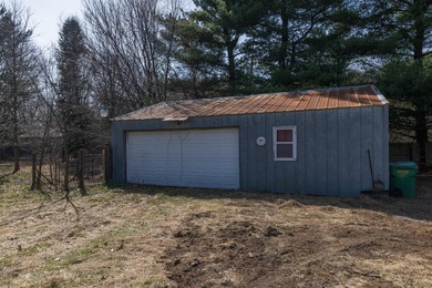 Welcome to this 3 bedroom, 2 bathroom home offering spacious - photo 48