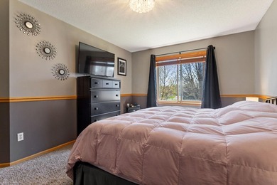 Location, location. Beautiful entry, with room to move about - photo 11