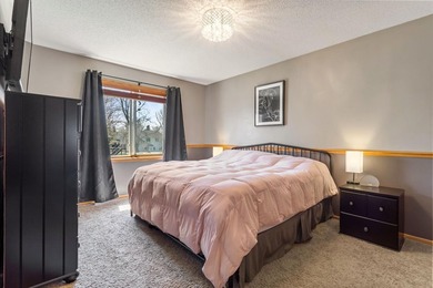 Location, location. Beautiful entry, with room to move about - photo 12