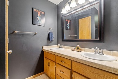 Location, location. Beautiful entry, with room to move about - photo 13