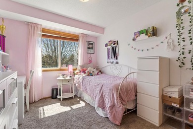 Location, location. Beautiful entry, with room to move about - photo 14